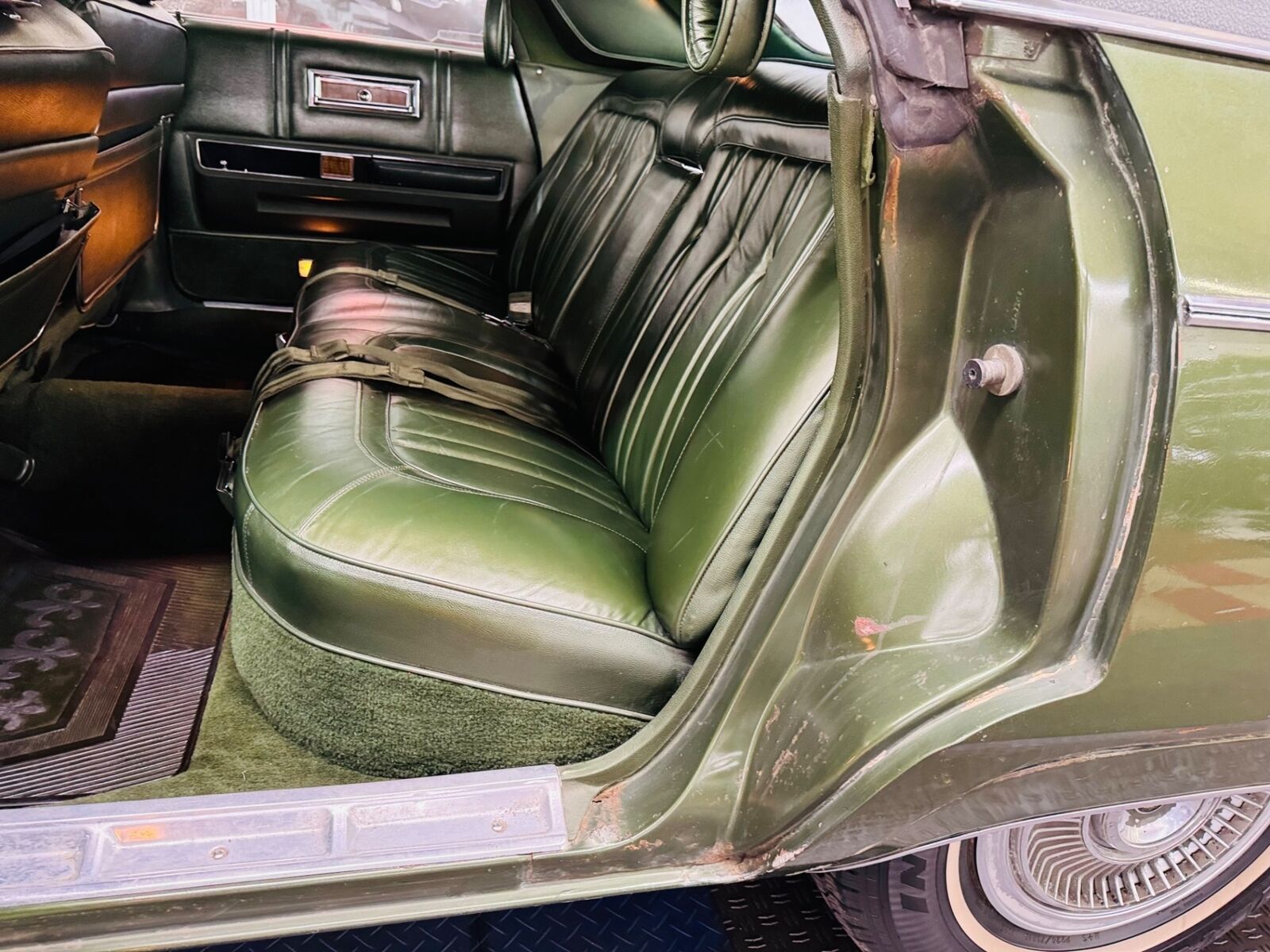 Chrysler-Imperial-1969-38
