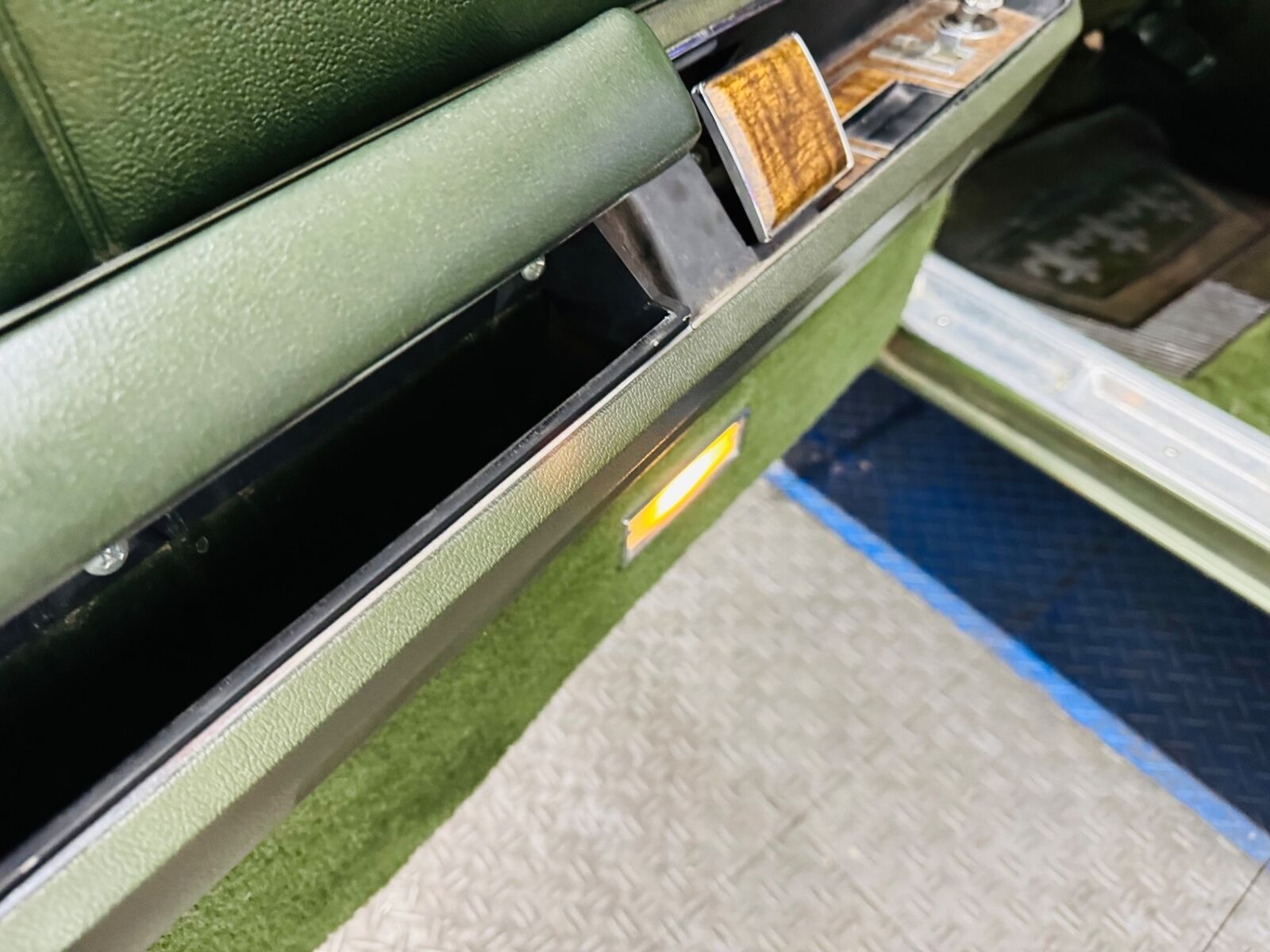Chrysler-Imperial-1969-39