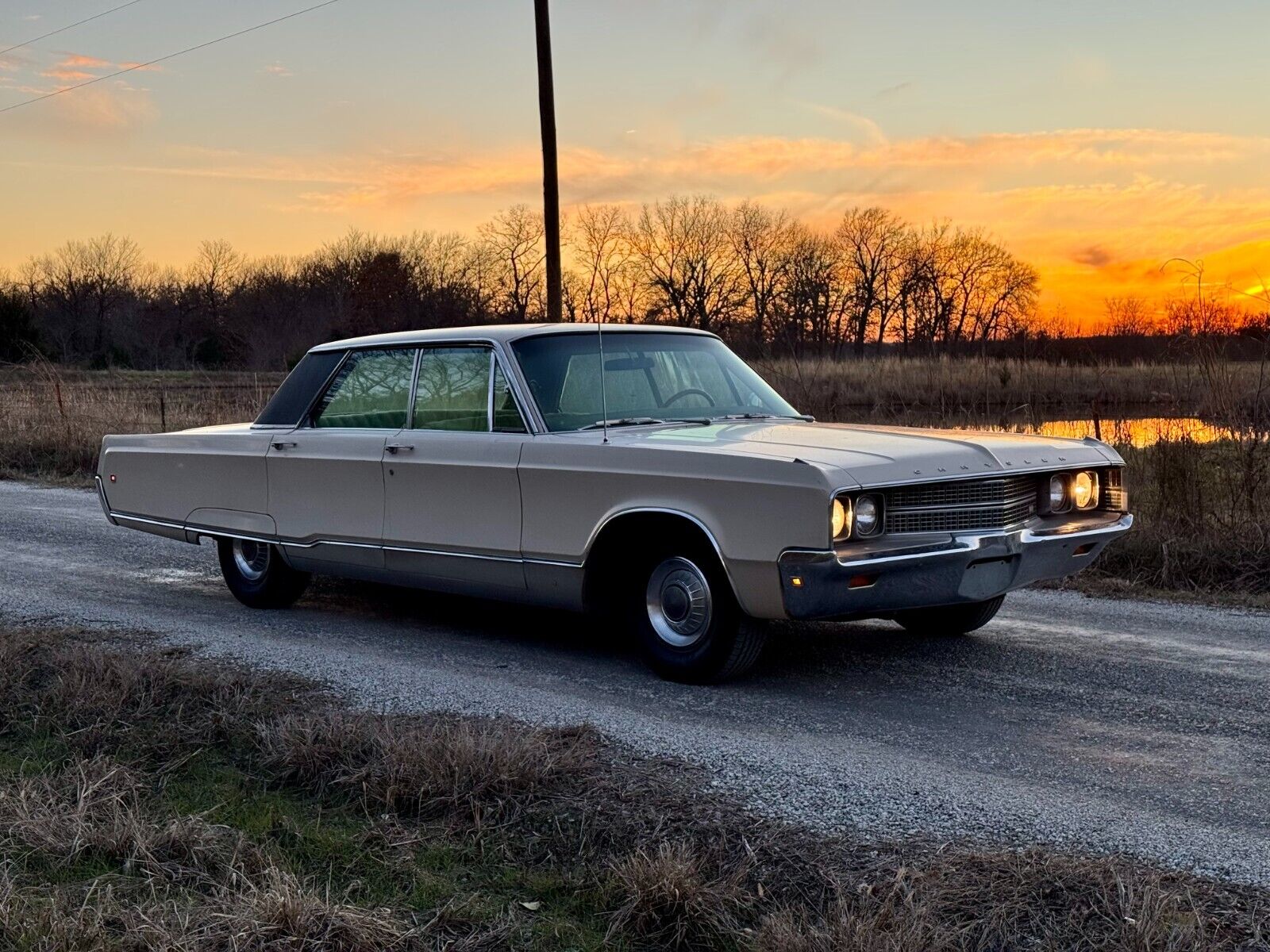 Chrysler-New-Yorker-1968-Sedan-2
