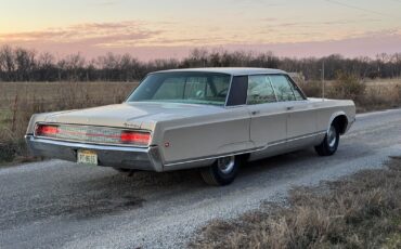 Chrysler-New-Yorker-1968-Sedan-3
