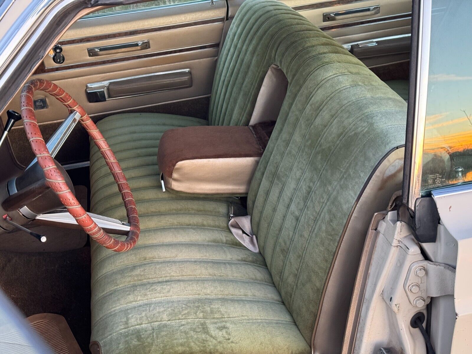 Chrysler-New-Yorker-1968-Sedan-8