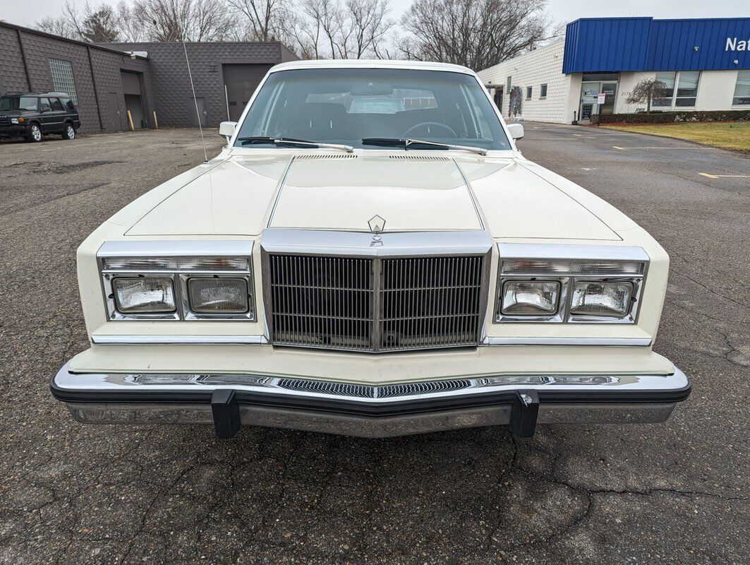 Chrysler-New-Yorker-1983-1