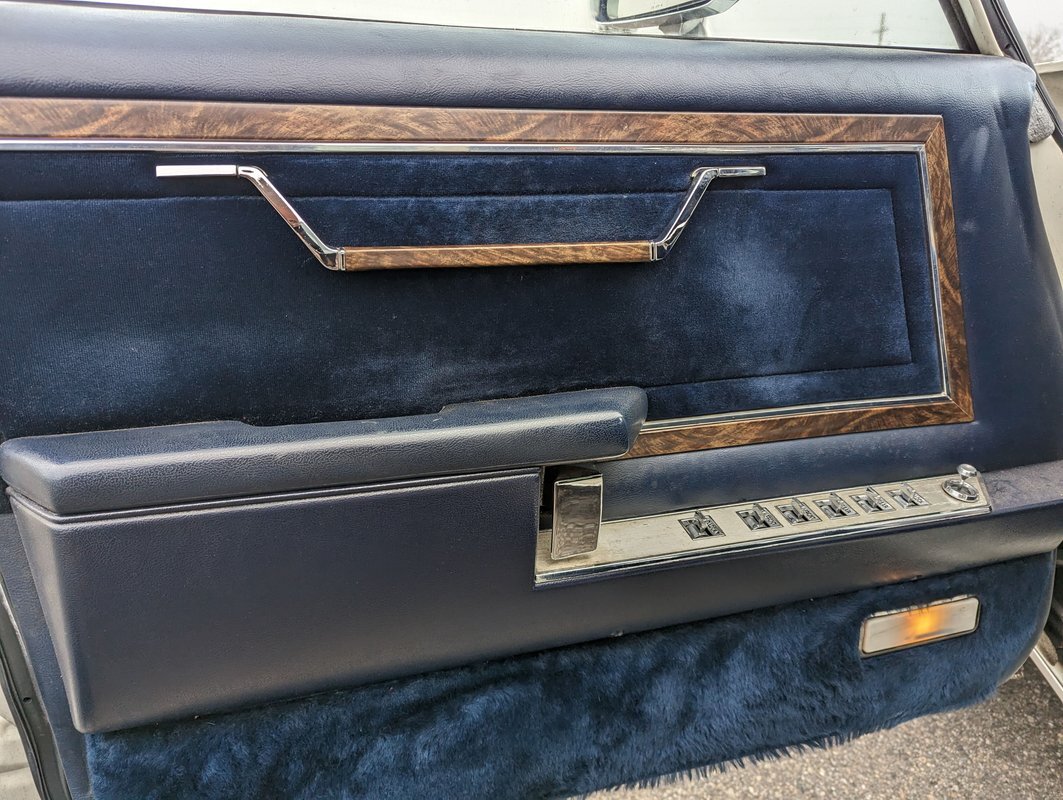 Chrysler-New-Yorker-1983-16