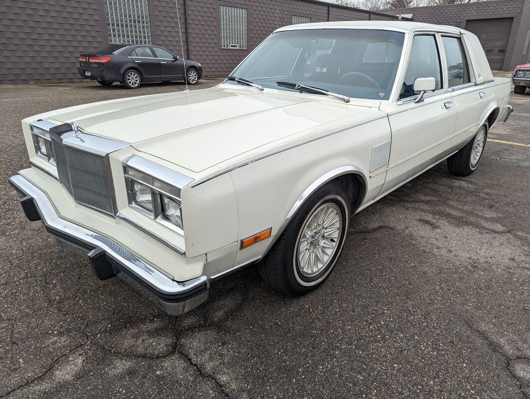 Chrysler-New-Yorker-1983-2