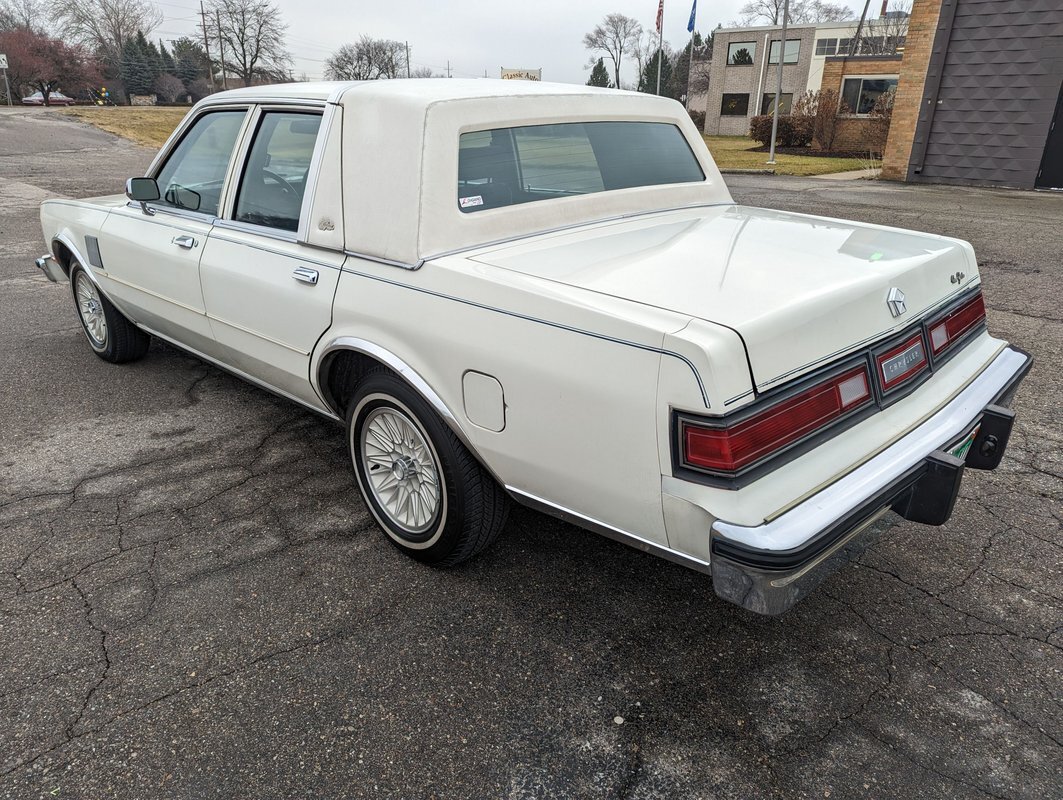 Chrysler-New-Yorker-1983-4