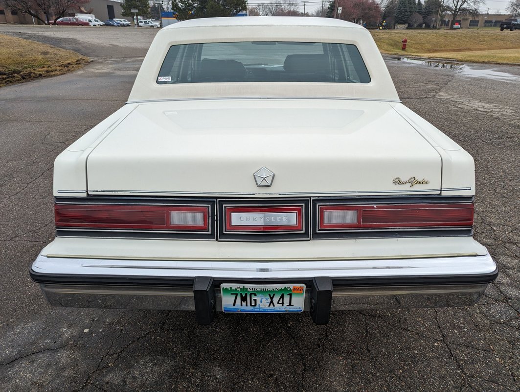 Chrysler-New-Yorker-1983-5