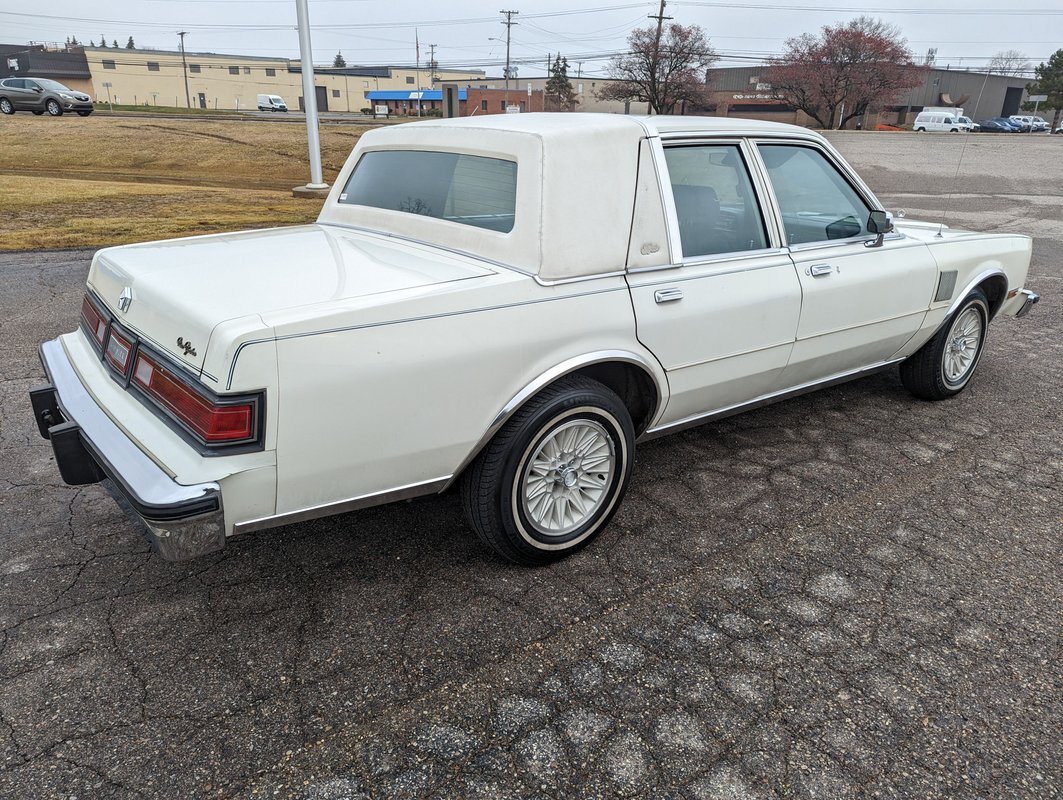 Chrysler-New-Yorker-1983-6
