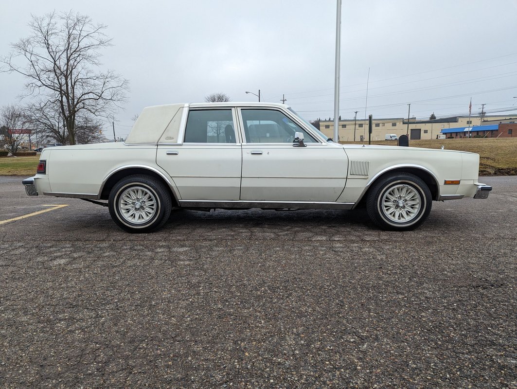 Chrysler-New-Yorker-1983-7