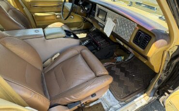 Chrysler-Newport-1977-Sedan-13