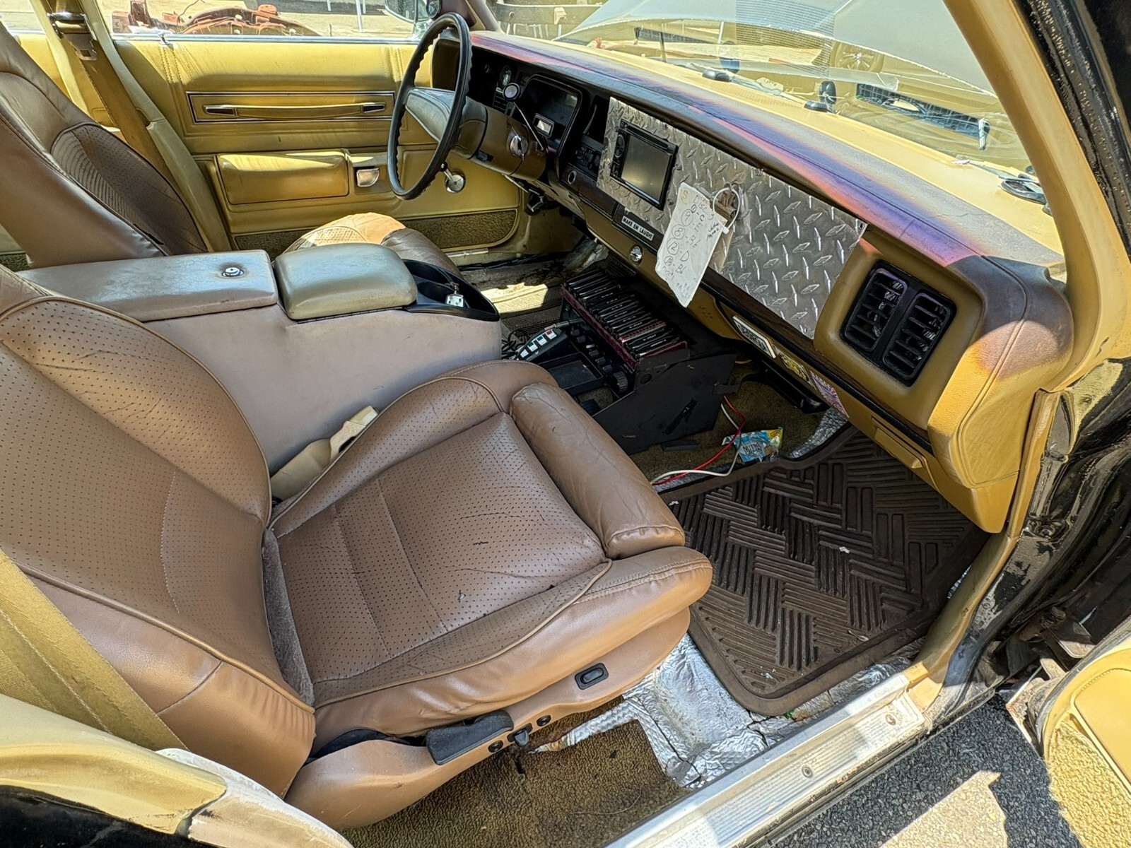 Chrysler-Newport-1977-Sedan-13