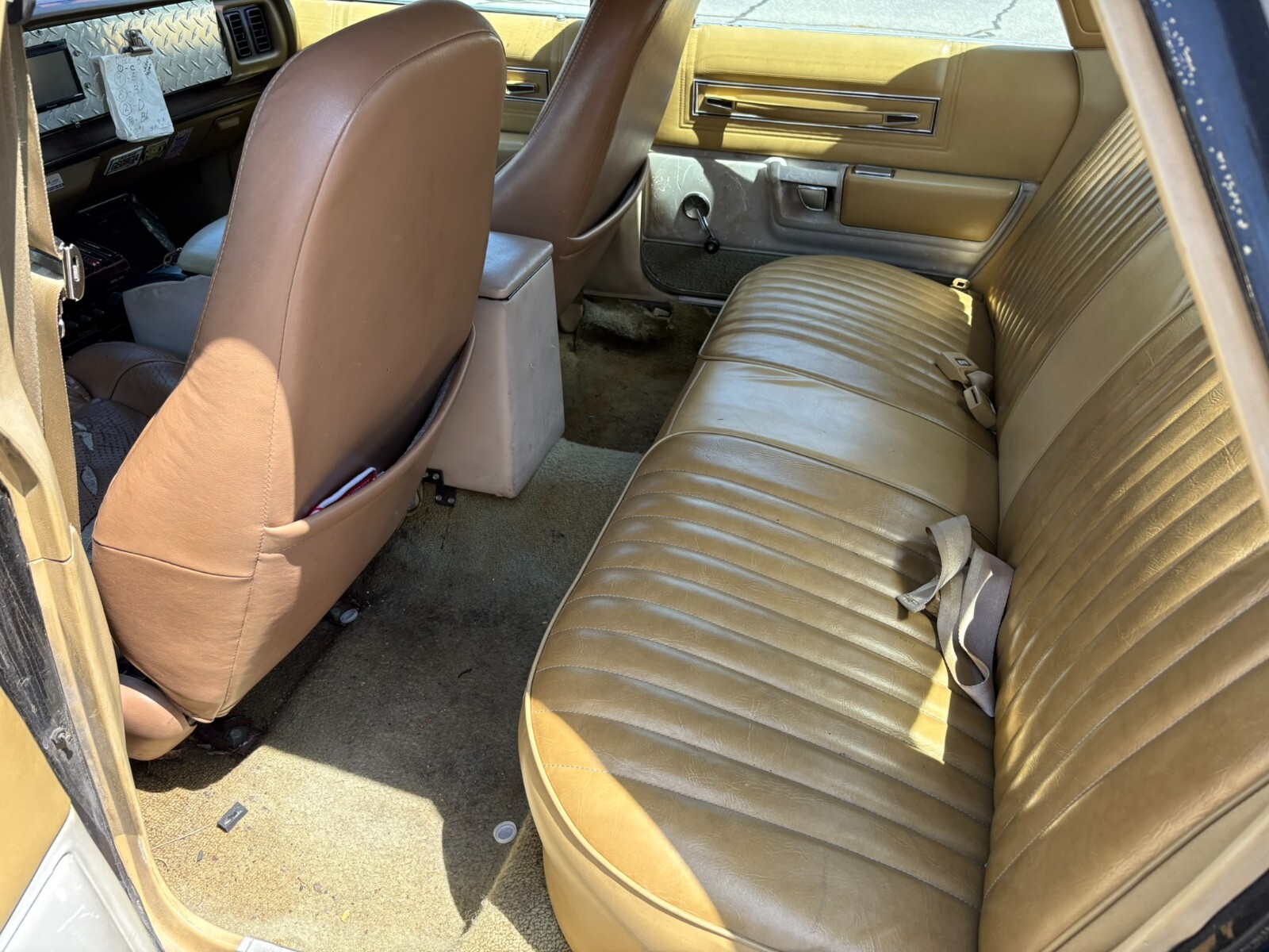 Chrysler-Newport-1977-Sedan-14