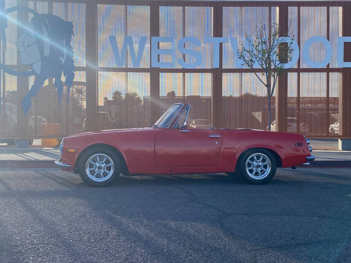 Datsun-Roadster-1600-1970-red