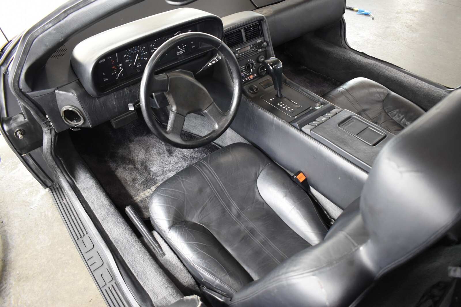 DeLorean-DMC-12-1981-Coupe-10
