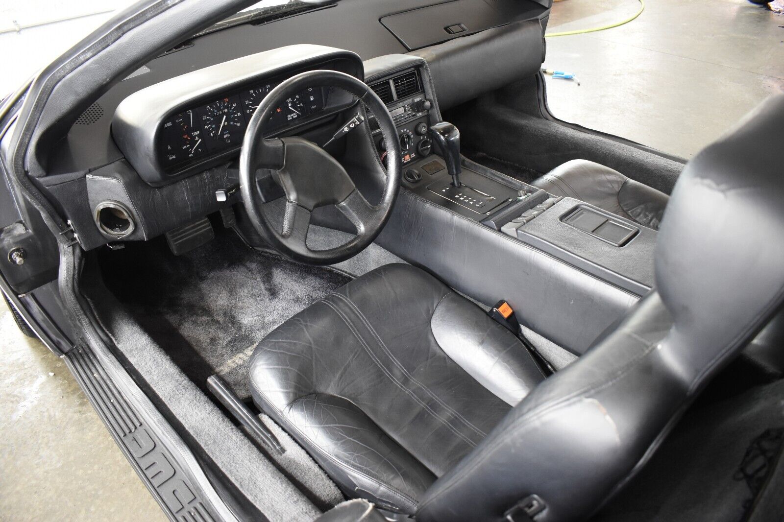 DeLorean-DMC-12-1981-Coupe-11