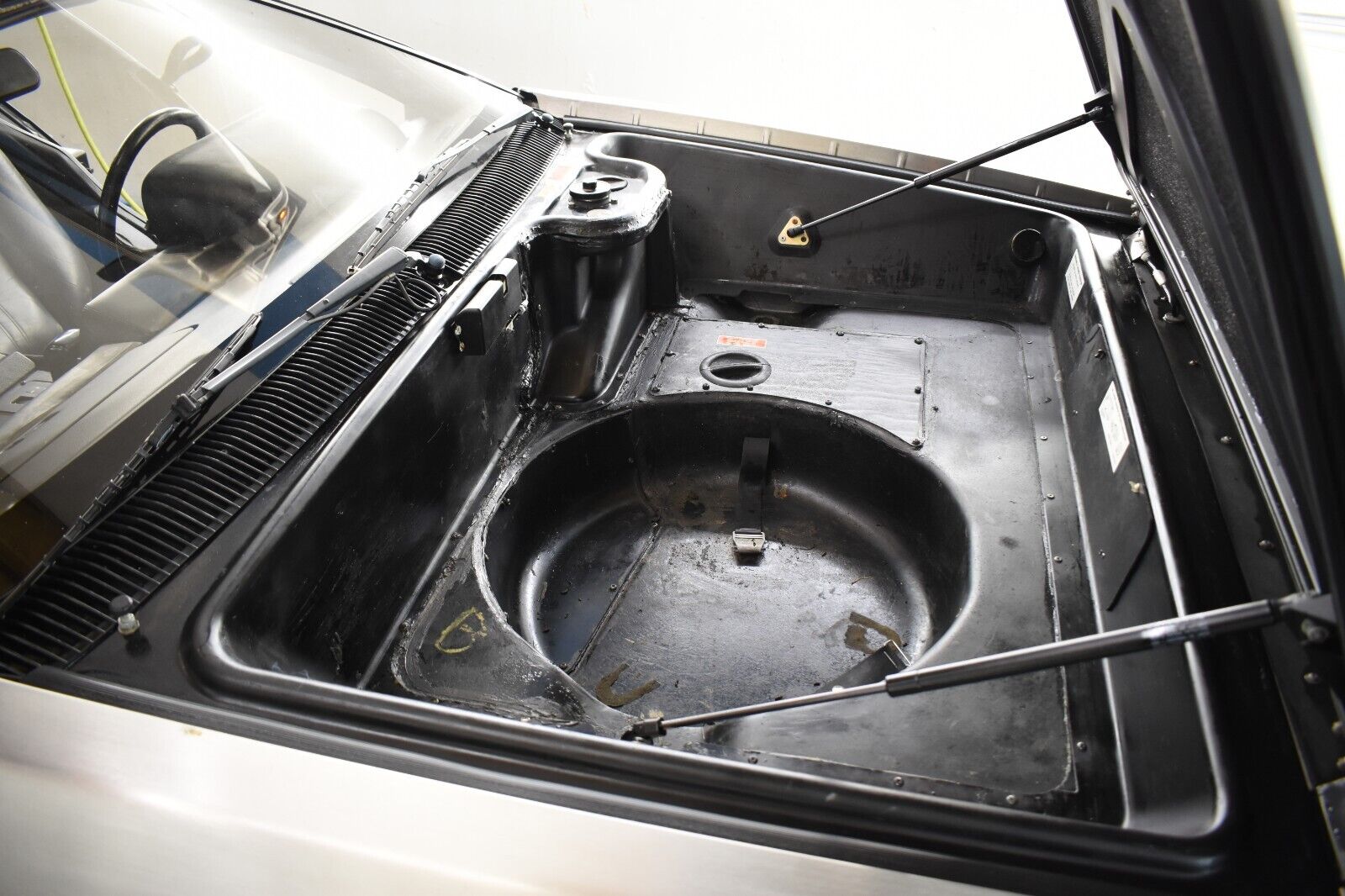 DeLorean-DMC-12-1981-Coupe-3