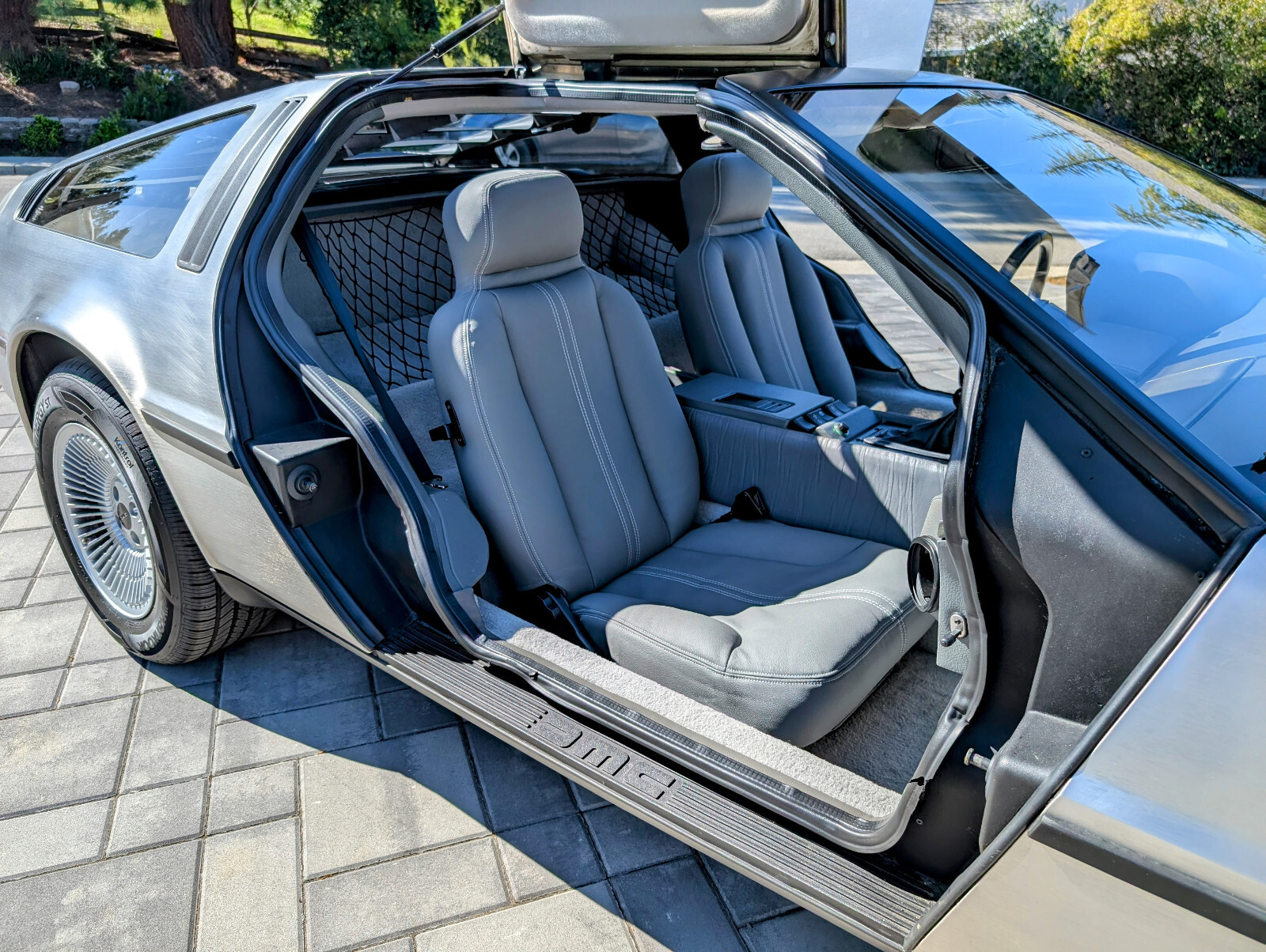 DeLorean-DMC-12-1983-1