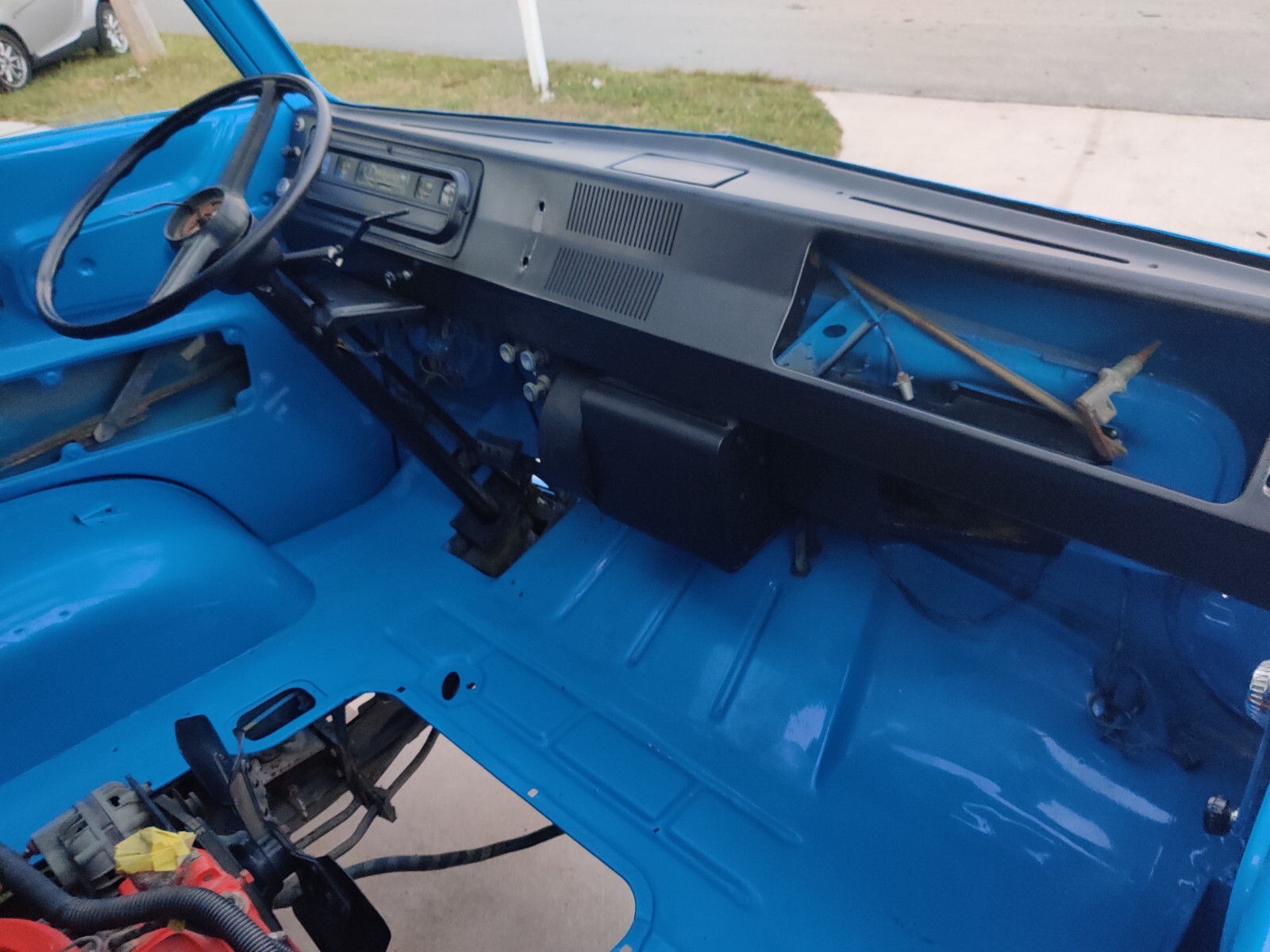 Dodge-A100-1968-Standard-Passenger-Van-21