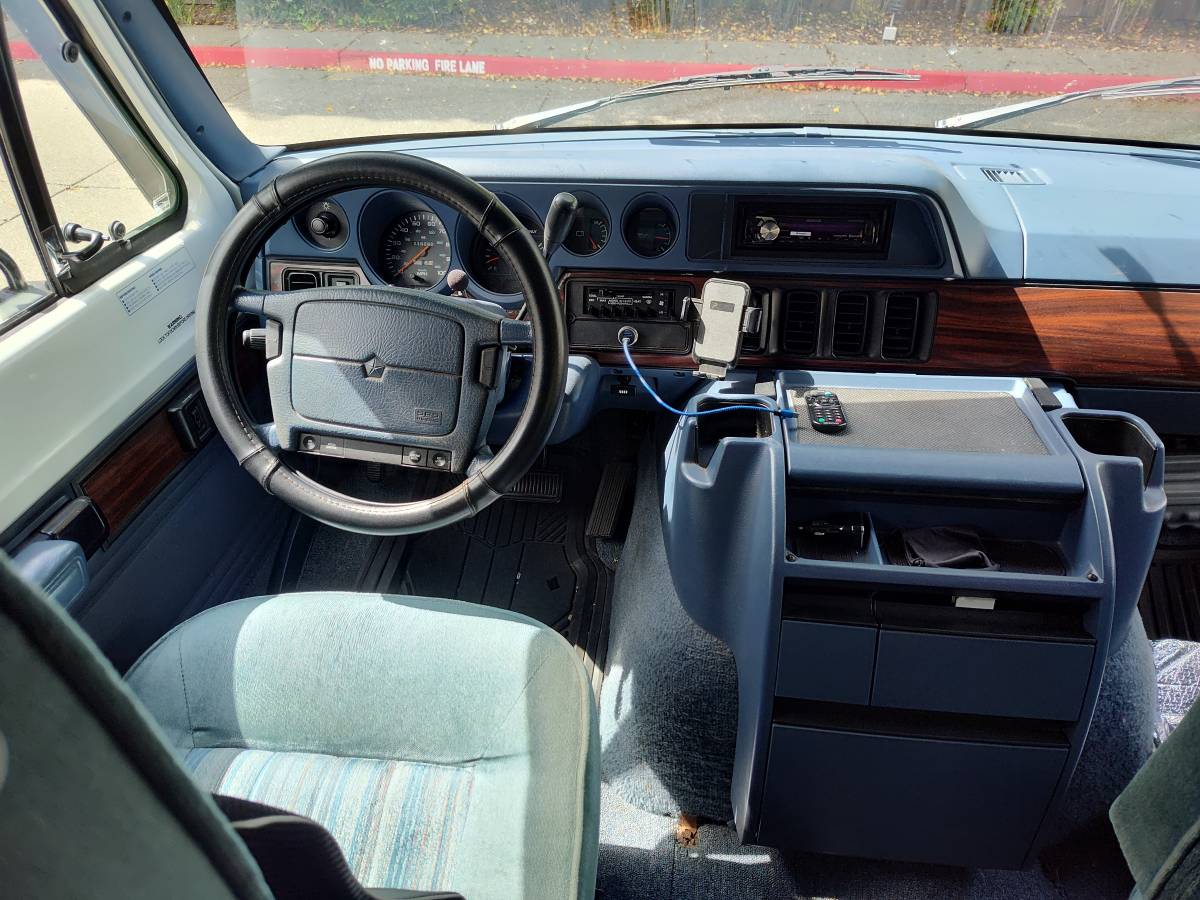 Dodge-B3500-sportsmobile-conversion-1995-white-11