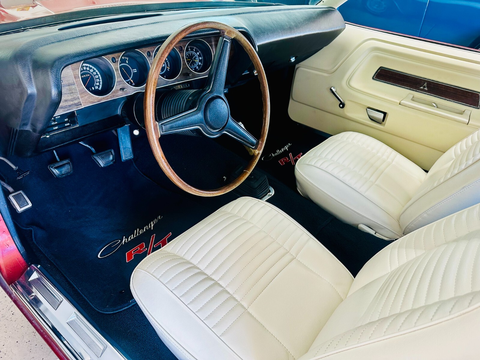Dodge-Challenger-1970-Coupe-11