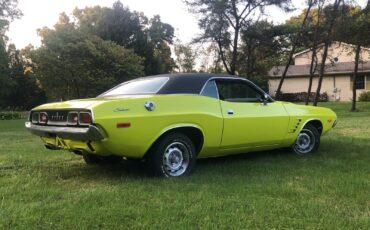 Dodge-Challenger-1974-Coupe-3