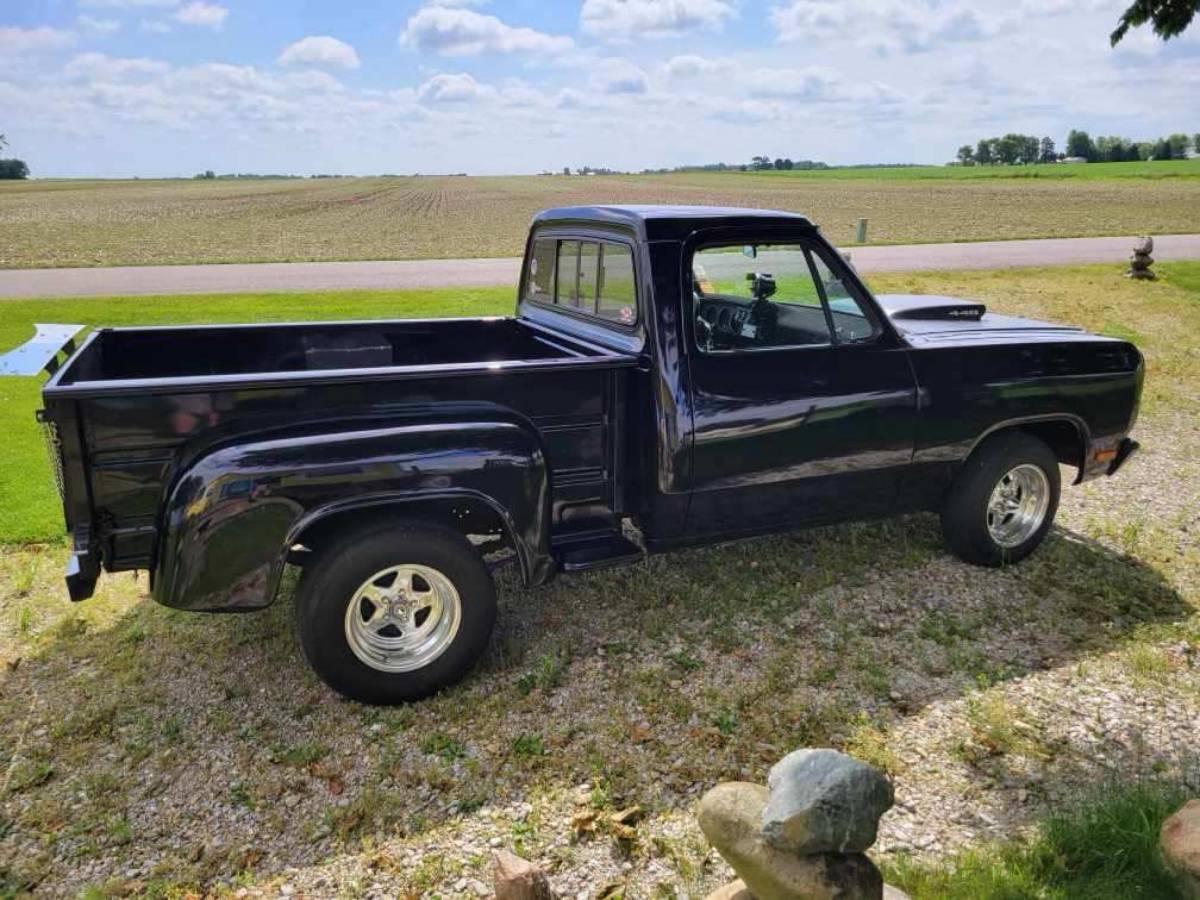 Dodge-D100-step-side-1982-custom-2