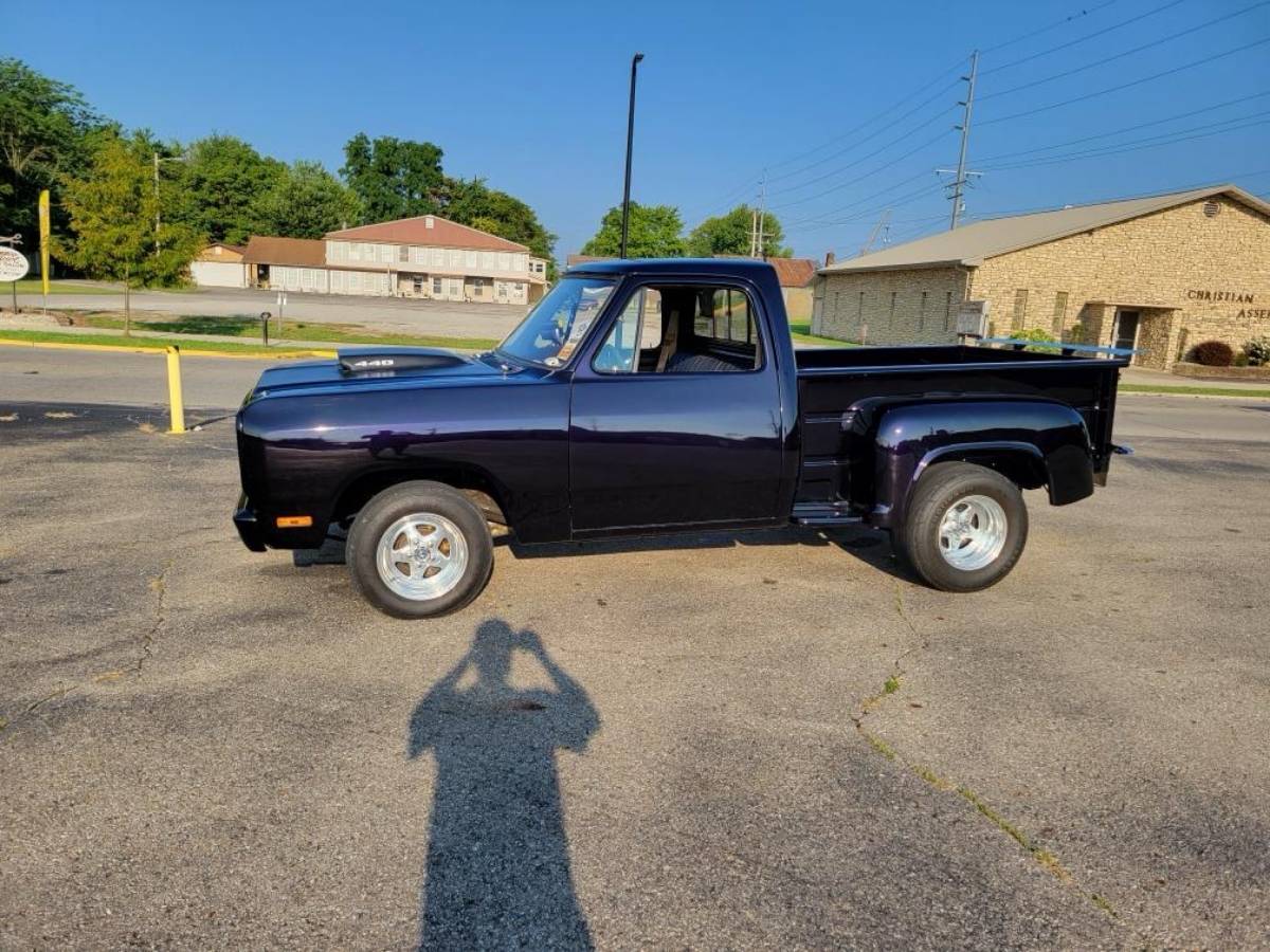 Dodge-D100-step-side-1982-custom