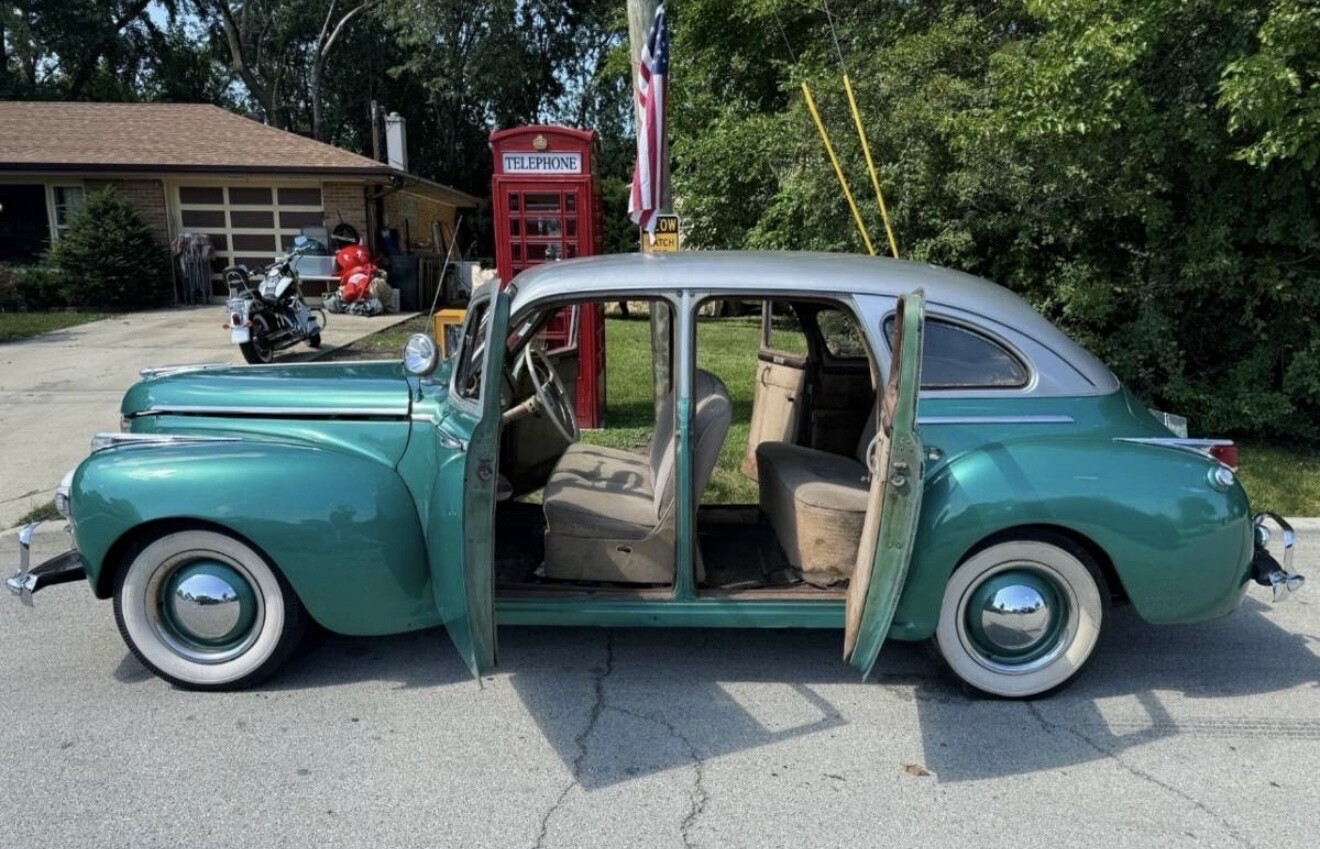 Dodge-Deluxe-1941-1