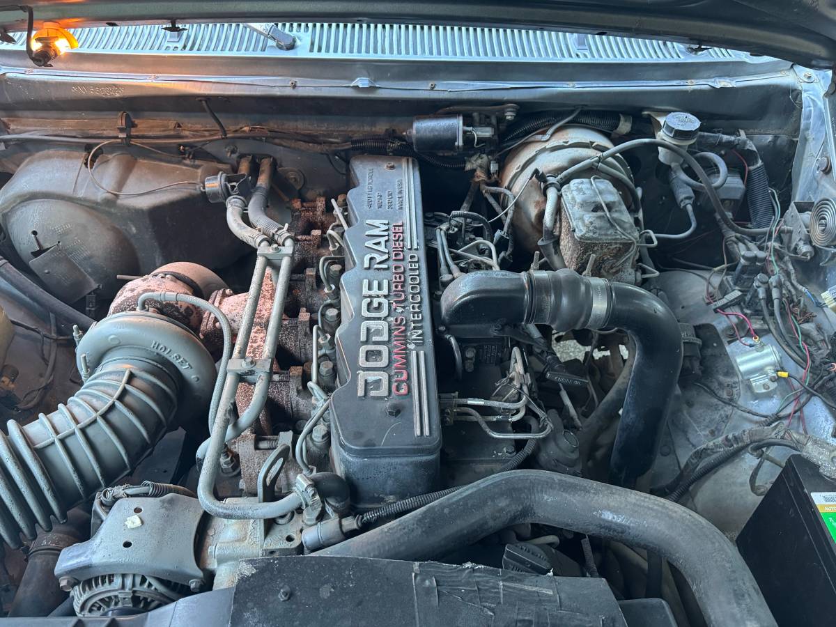 Dodge-Ram-3500-crew-cab-diesel-1992-silver-13