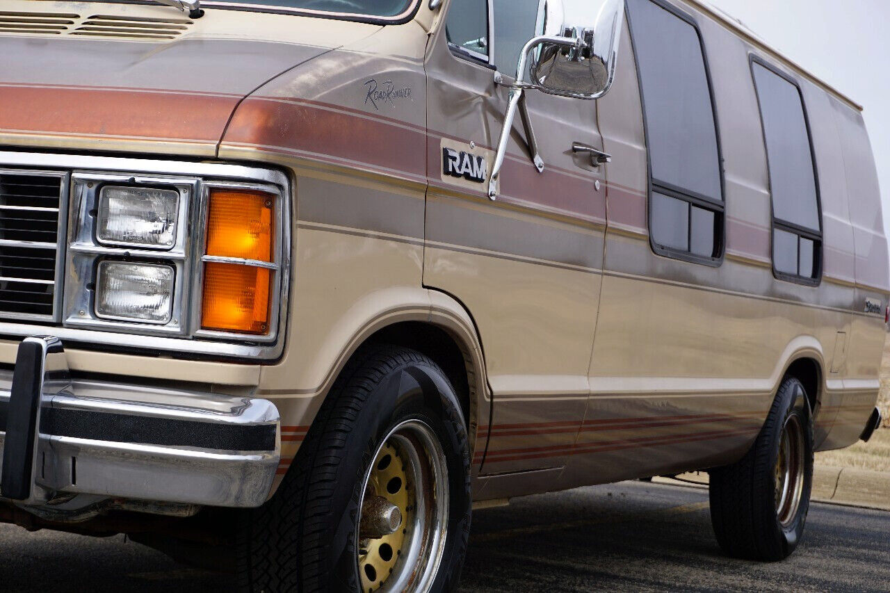 Dodge-Ram-Van-1984-Classic-Car-15