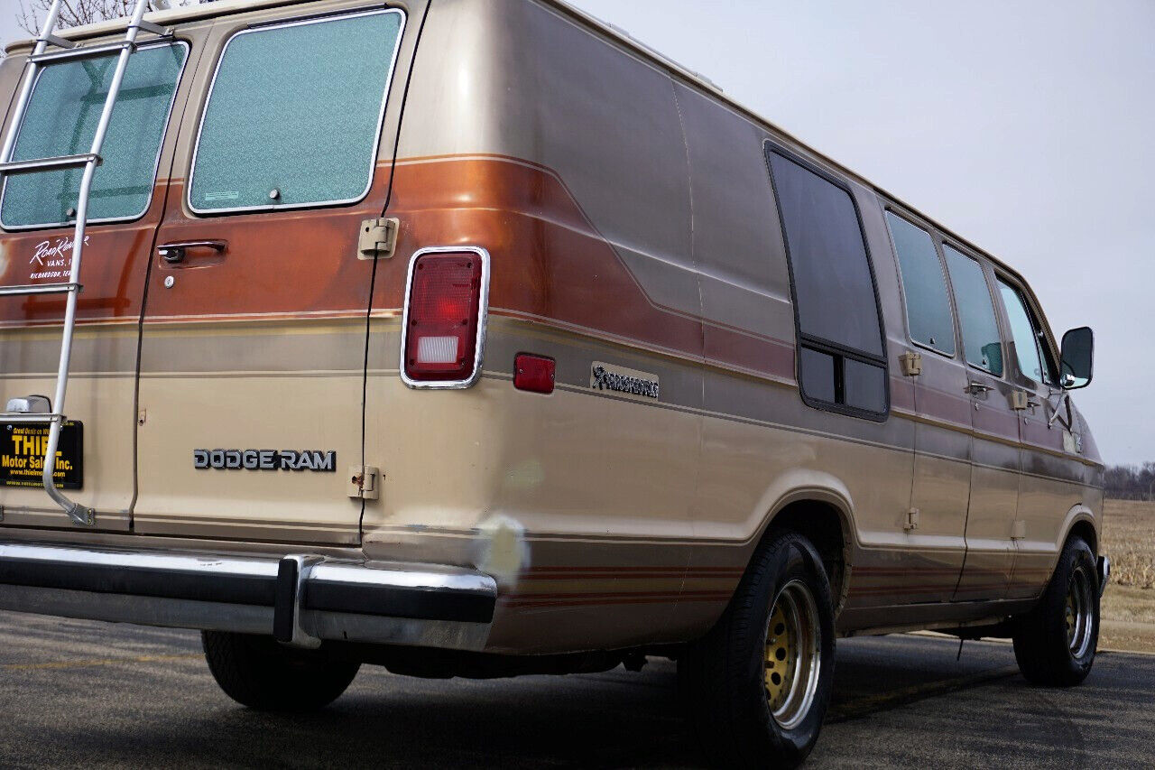 Dodge-Ram-Van-1984-Classic-Car-17