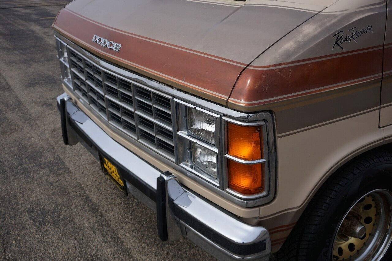 Dodge-Ram-Van-1984-Classic-Car-19