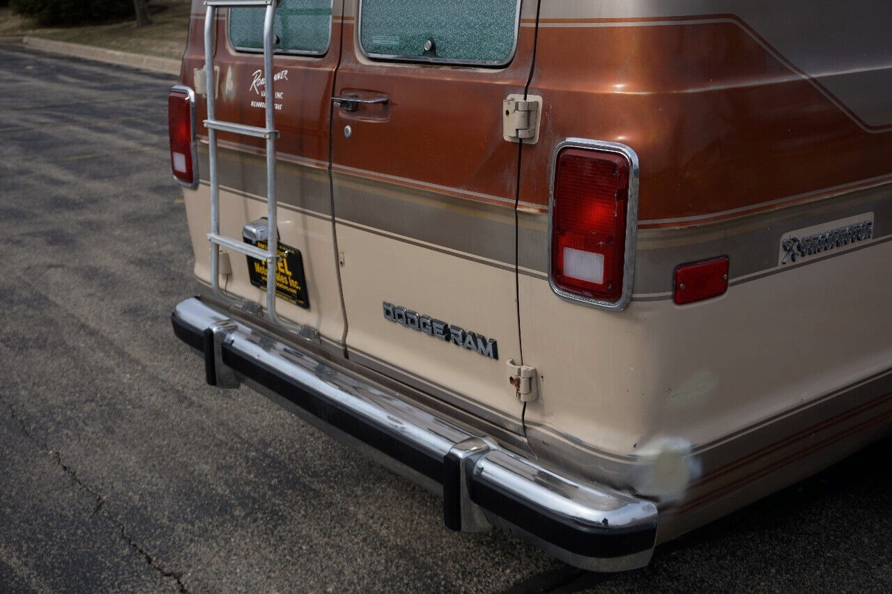 Dodge-Ram-Van-1984-Classic-Car-21