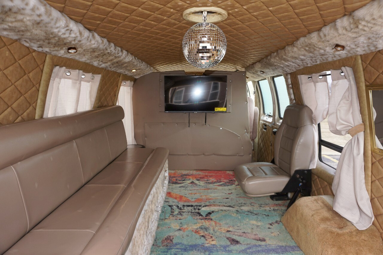 Dodge-Ram-Van-1984-Classic-Car-23