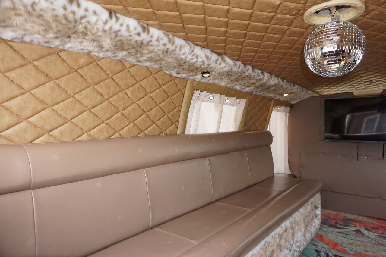 Dodge-Ram-Van-1984-Classic-Car-25