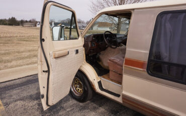 Dodge-Ram-Van-1984-Classic-Car-29