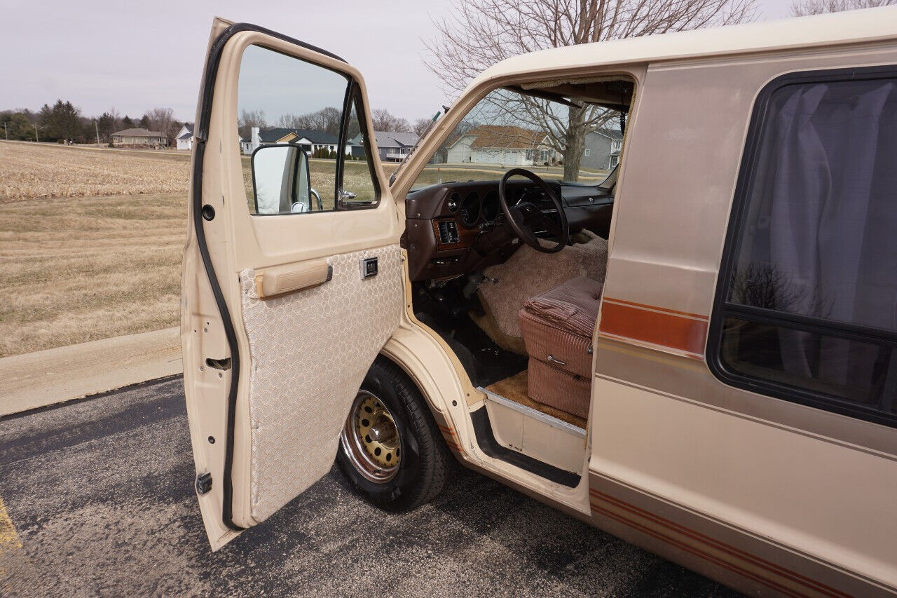 Dodge-Ram-Van-1984-Classic-Car-29