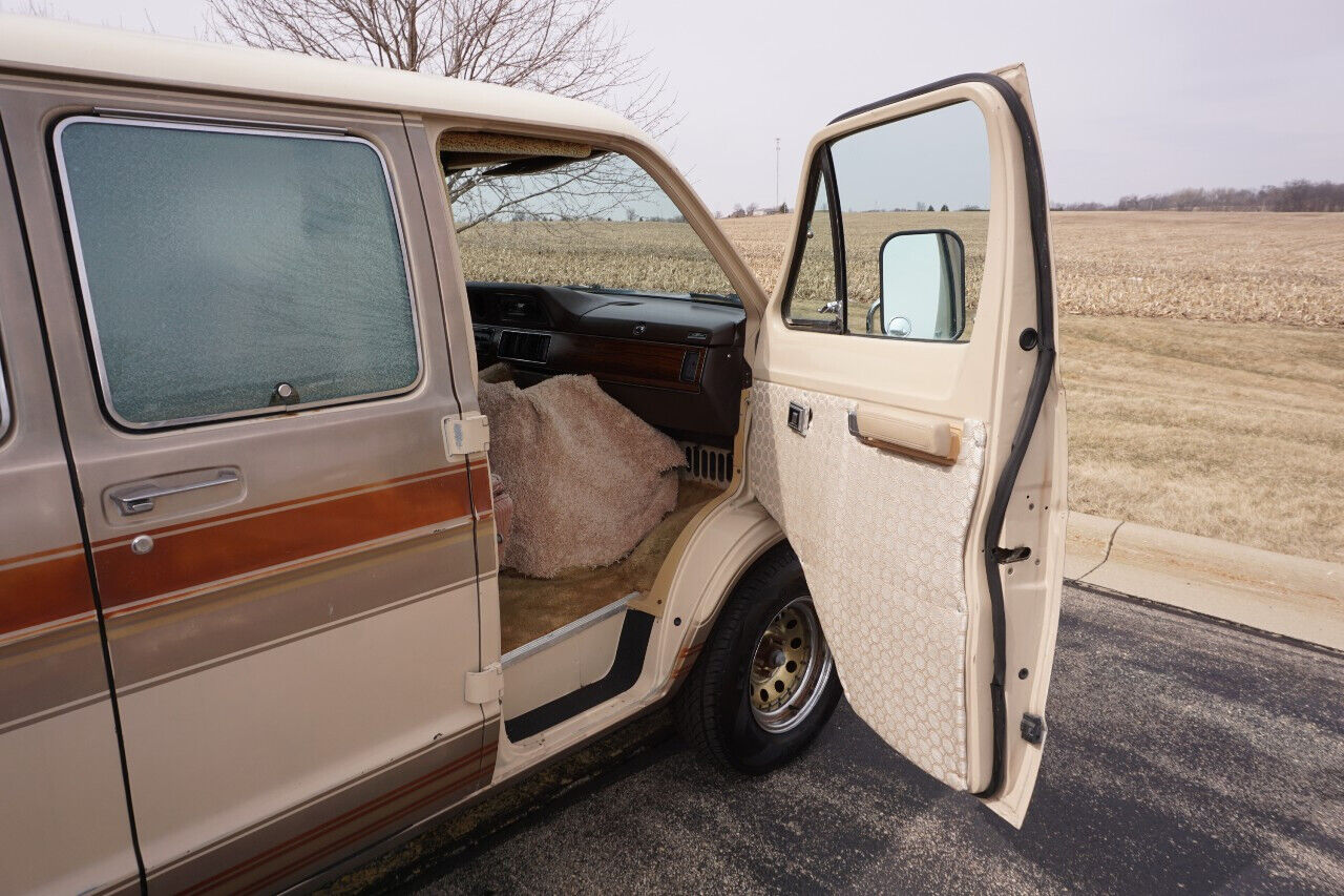 Dodge-Ram-Van-1984-Classic-Car-32