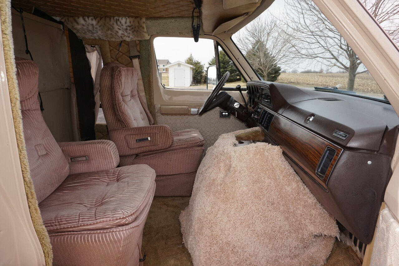 Dodge-Ram-Van-1984-Classic-Car-33