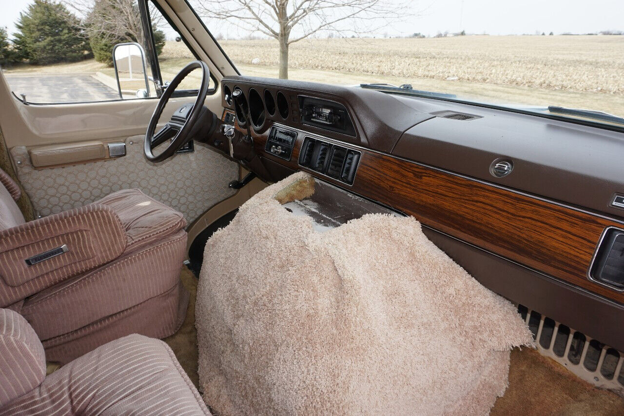 Dodge-Ram-Van-1984-Classic-Car-34