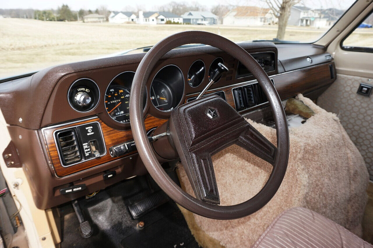 Dodge-Ram-Van-1984-Classic-Car-35
