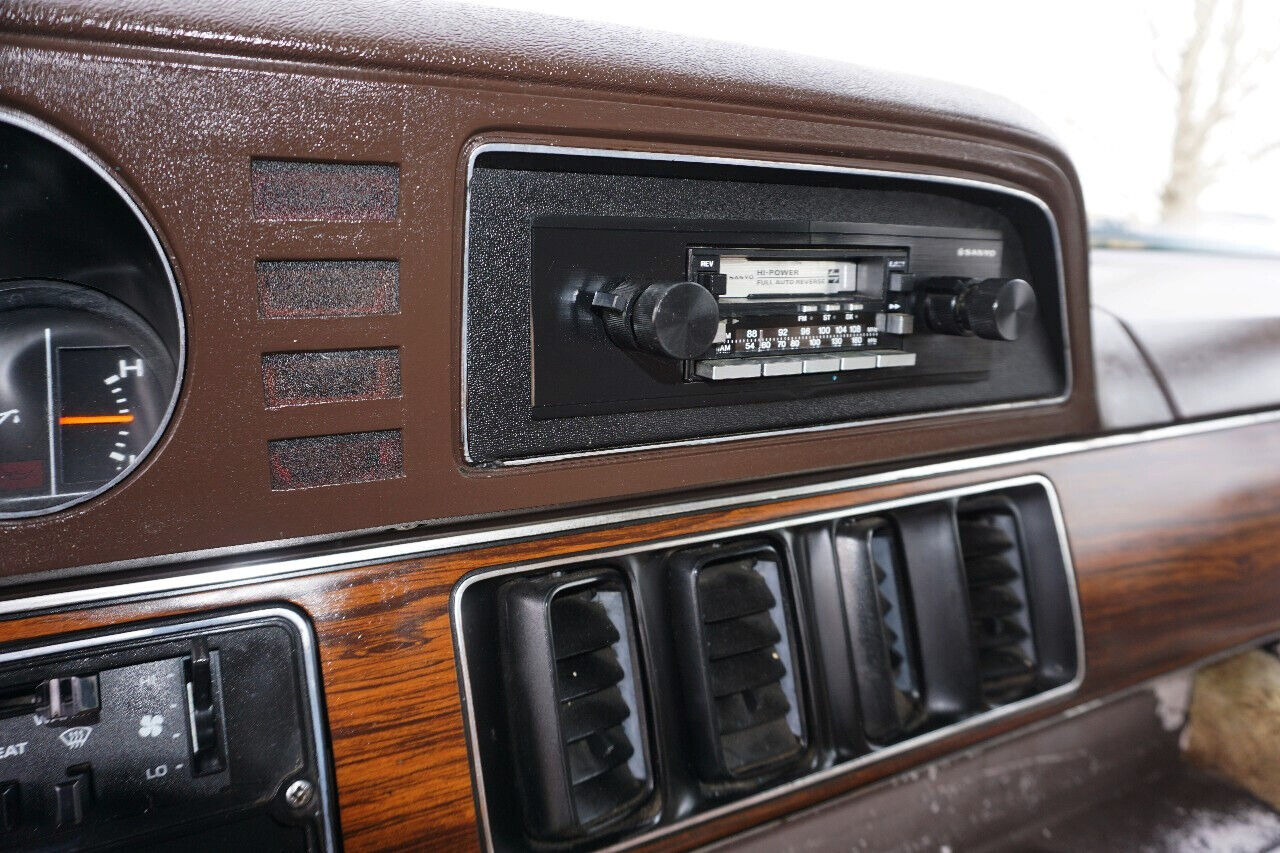 Dodge-Ram-Van-1984-Classic-Car-36