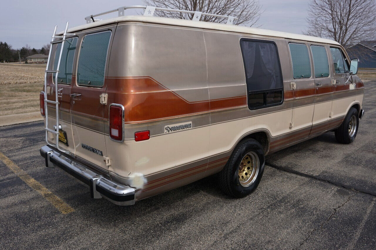 Dodge-Ram-Van-1984-Classic-Car-8