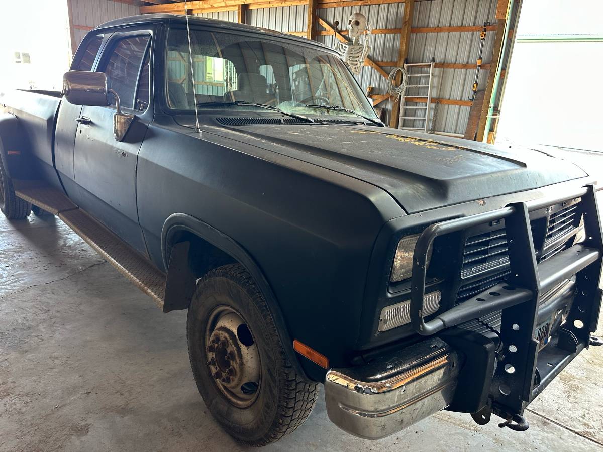 Dodge-Ram-d350-diesel-1992-black