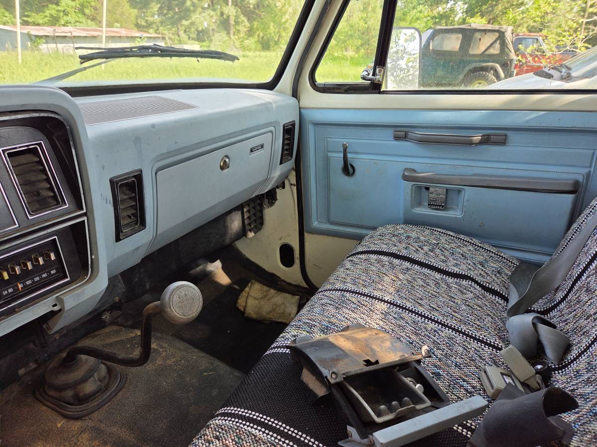 Dodge-Ram-pick-up-1982-white-4