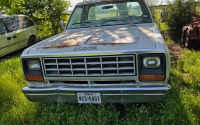 Dodge Ram pick- up  1982 white