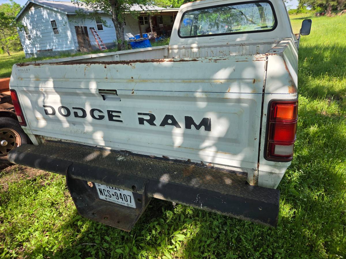 Dodge-Ram-pick-up-1982-white-5