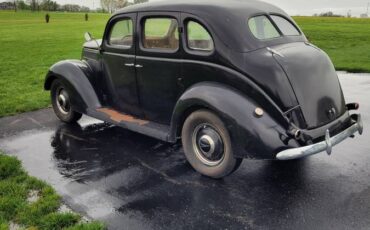 Ford-4-door-sedan-1937-2