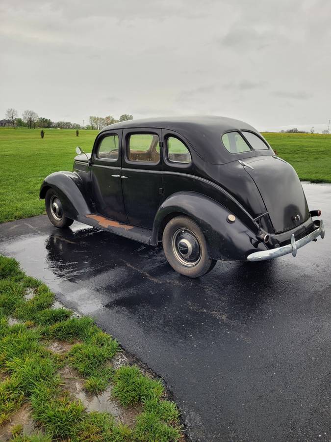 Ford-4-door-sedan-1937-2