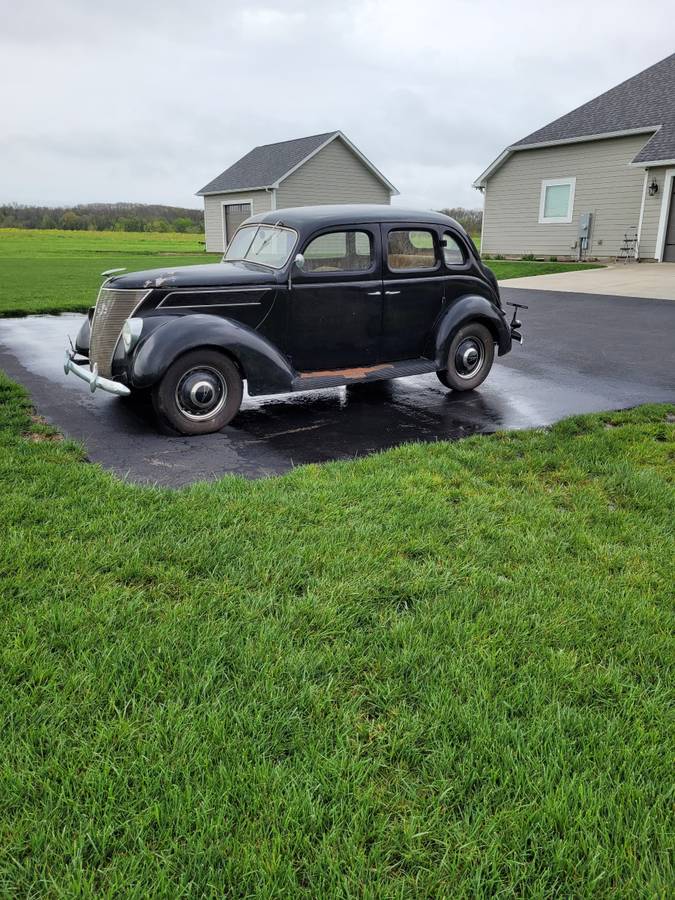Ford-4-door-sedan-1937