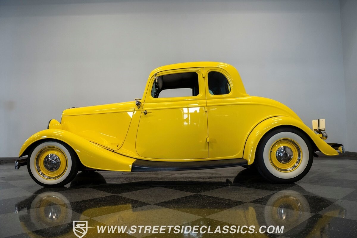 Ford-5-Window-1934-Coupe-2